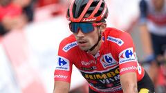 El ciclista esloveno del Team Jumbo Primoz Roglic cruzando la línea de meta durante la 3a etapa de la Vuelta Ciclista a España 2021, una carrera de 202,8km desde Santo Domingo de Silos a Espinosa de los Monteros, el 16 de agosto de 2021. (Foto de ANDER GILLENEA / AFP)