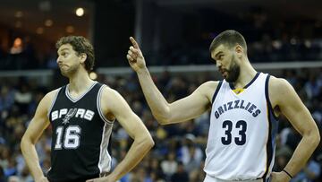 MEM12. MEMPHIS (EE.UU.), 18/03/2017.- El espa&ntilde;ol Pau Gasol (i) de San Antonio Spurs en acci&oacute;n a frente a su hermano Marc Gasol (d) de Memphis Grizzlies hoy, s&aacute;bado 18 de marzo de 2017, antes de lanzamiento inicial de un juego de la NBA en FedExForum en Memphis (EE.UU.) EFE/Mike Brown