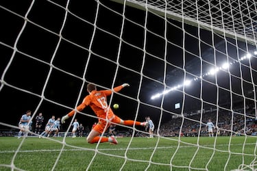 1-2. Federico Valverde controla en la frontal del área y dispara con la derecha. El balón rebota en Marcos Alonso al girarse y desvía la trayectoria engañando a Ionut Ranu.