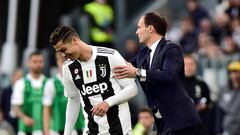 Soccer Football - Serie A - Juventus v Fiorentina - Allianz Stadium, Turin, Italy - April 20, 2019  Juventus coach Massimiliano Allegri gives instructions to Cristiano Ronaldo    REUTERS/Massimo Pinca