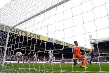 Azpilicueta helps Palace break their Premier League duck