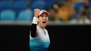 EPA5778. MELBOURNE (AUSTRALIA), 18/01/2019.- La tenista española Garbiñe Muguruza celebra su victoria en el partido de la segunda ronda del Abierto de Australia que disputó este jueves contra la británica Johanna Konta, en Melbourne, Australia. EFE/RITCHIE TONGO