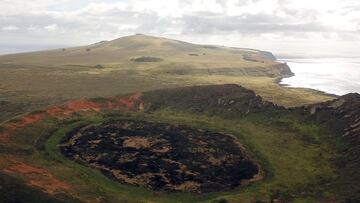 A major drought and wildfire has revealed a moai statue different from all those on Easter Island inside the crater of the Rano Raraku volcano.