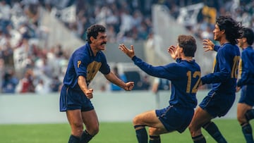 during the game Pumas UNAM vs America, corresponding to the Great Final of the 1990-1991 Season of the first division of Mexican Soccer, at Estadio Olímpico Universitario, on June 22, 1991.
<br><br>
durante el partido Pumas UNAM vs America, correspondiente a la Gran Final de la Temporada 1990-1991 de la primera division del Futbol Mexicano, en el Estadio Olimpico Universitario, el 22 de Junio de 1991.