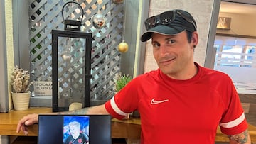 Ezequiel, aficionado del Atlético, con uno de los cuadros que su padre pintó sobre Llorente en Argentina.