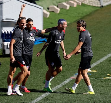 Marcos Llorente, Koke, Antoine Griezmann y Giuliano Simeone durante el entrenamiento. 
 