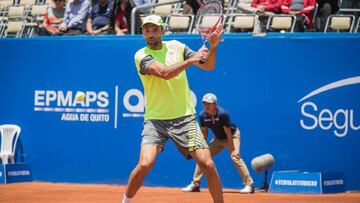 El tenista croata Ivo Karlovic devuelve una bola durante su partido ante Ernesto Escobedo en el Ecuador Open de Tenis.