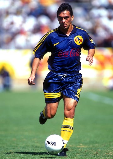 19 January 1997:  File photo of Illie Dumitrescu (ROM) of America against Morelia,during theweek 2 of the Summer of the Mexican Soccer 1997,Morelia and America draw 1-1./Foto de archivo de Illie Dumitrescu (RUM) del America,durante la semana 2 del Verano del Futbol Mexicano 1997,Morelia y America empataron 1-1.MEXSPORT/MARTIN VENEGAS