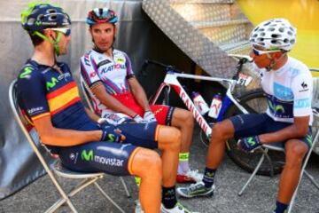 Purito Rodríguez junto a Alejandro Valverde y Nairo Quintana hablan relajados antes de la etapa.