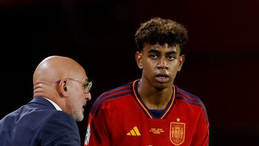 Soccer Football - Euro 2024 Qualifier - Group A - Spain v Cyprus - Nuevo Estadio de Los Carmenes, Granada, Spain - September 12, 2023 Spain's Lamine Yamal with coach Luis de la Fuente REUTERS/Marcelo Del Pozo