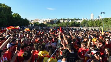 Cientos de personas celebran un gol durante el partido de semifinales de la Eurocopa entre España y Francia visto desde una pantalla gigante en la explanada de Puente del Rey, a 9 de julio de 2024, en Madrid (España). Este enclave de Madrid Río ya ha acogido en ocasiones anteriores las celebraciones de triunfos deportivos como el de la selección española en el Mundial de Fútbol de 2010 celebrado en Sudáfrica o el más reciente de la selección española femenina de fútbol el pasado verano. El pasado viernes 5 de julio el alcalde de Madrid, José Luis Martínez Almeida anunció que finalmente no se iba a instalar la pantalla para ver el partido entre España y Alemania en la plaza Felipe II por las altas temperaturas que se iban registrar en la capital y al no darse las condiciones climatológicas necesarias para que todos los madrileños pudieran ver el fútbol al aire libre.
09 JULIO 2024;AMBIENTE;PARTIDO;PANTALLA GIGANTE;ESPAÑA;FÚTBOL
Gustavo Valiente / Europa Press
09/07/2024