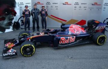 Los pilotos de Toro Rosso, el español Carlos Sainz  y el holandés Max Verstappen, y el director técnico James Key durante la presentación del coche en el circuito de Montmeló. 