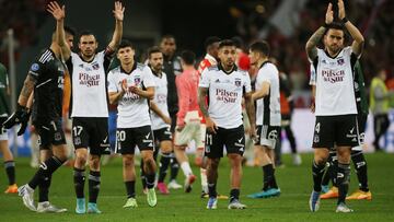 Soccer Football - Copa Sudamericana - Round of 16 - Second Leg - Internacional v Colo Colo - Estadio Beira-Rio, Porto Alegre, Brazil - July 5, 2022 Colo-Colo players applaud fans after the match REUTERS/Diego Vara