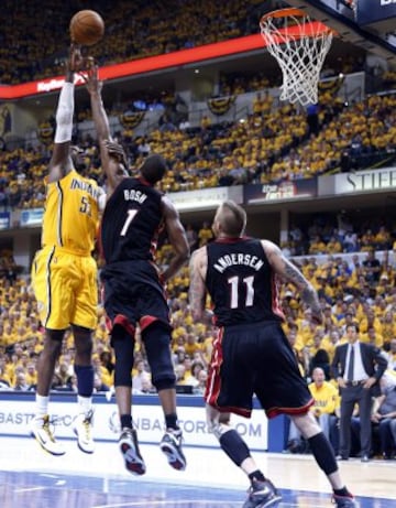 Roy Hibbert trata de anotar ante la defensa Chris Bosh.