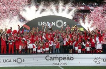 Benfica se coronó campeón de la liga portuguesa y celebró en Lisboa.