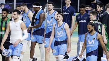 Los jugadores del Movistar Estudiantes se retir&aacute;n cabizbajos tras la derrota contra el Joventut.