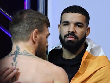 El famoso cantante Drake acompañó al peleador irlandés. Un "asistente" de lujo, sin duda alguna