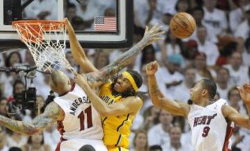 Chris Andersen tapona a Chris Copeland. 