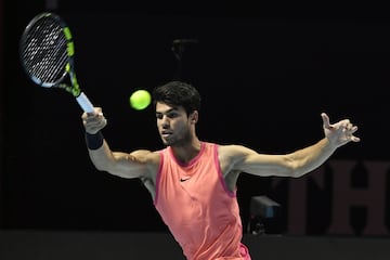 Riyadh (Saudi Arabia), 16/10/2024.- Carlos Alcaraz of Spain in action during his match against Holger Rune of Denmark at the Six Kings Slam exhibition tennis tournament in Riyadh, Saudi Arabia, 16 October 2024. (Tenis, Dinamarca, Arabia Saudita, España) EFE/EPA/STR
