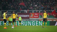 Soccer Football - Bundesliga - FC Augsburg v Borussia Dortmund - WWK Arena, Augsburg, Germany - March 1, 2019   Borussia Dortmund&#039;s Axel Witsel and team mates look dejected after Augsburg&#039;s second goal scored by Ji Dong-won   REUTERS/Michael Dal