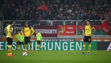 Soccer Football - Bundesliga - FC Augsburg v Borussia Dortmund - WWK Arena, Augsburg, Germany - March 1, 2019   Borussia Dortmund&#039;s Axel Witsel and team mates look dejected after Augsburg&#039;s second goal scored by Ji Dong-won   REUTERS/Michael Dal