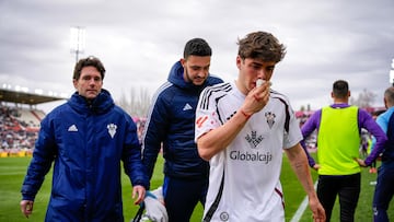 Pablo Sáenz, tras el golpe sufrido en el Albacete - Málaga.