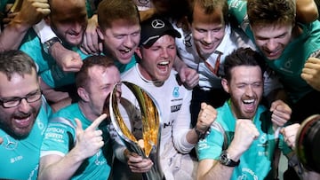 Rosberg eufórico celebrando la victoria de Singapur con su equipo.