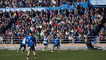 Unos 3.000 aficionados se han dado cita en La Romareda para presenciar el entrenamiento del Real Zaragoza.