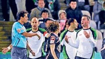 <b>DESQUICIADOS. </b>Colsa y Torrejón protestan airadamente la forma en la que el Depor marcó el gol. Reclamaban una mano en el área.