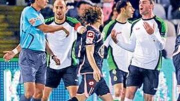 <b>DESQUICIADOS. </b>Colsa y Torrejón protestan airadamente la forma en la que el Depor marcó el gol. Reclamaban una mano en el área.