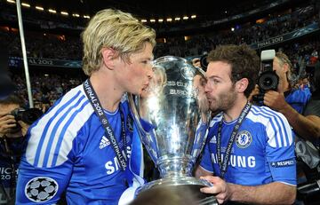 Fernando Torres y Juan Mata besan la primera Champions de la historia del Chelsea.