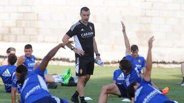 Juan Carlos Carcedo observa a sus jugadores durante un entrenamiento.