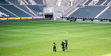 Imágenes de aficionados del Borussia Monchengladbach llenan las gradas del Borussia Park. Los seguidores del club alemán apoyan a su equipo comprando estos cartelones con sus caras y que permanecerán en el estadio hasta que vuelvan los partidos al estadio.