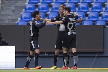 Los jugadores de Pachuca celebran en la goleada 2-5 ante Puebla.