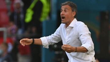 Spain's coach Luis Enrique reacts during the UEFA EURO 2020 round of 16 football match between Croatia and Spain at the Parken Stadium in Copenhagen on June 28, 2021. (Photo by Jonathan NACKSTRAND / POOL / AFP)