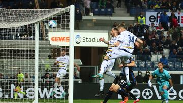 Bergamo (Italy), 18/04/2022.- Hellas Verona's Federico Ceccherini (C) scores the opening goal during the Italian Serie A soccer match Atalanta BC vs Hellas Verona FC at Gewiss Stadium in Bergamo, Italy, 18 April 2022. (Italia) EFE/EPA/PAOLO MAGNI
