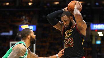 Lebron James (Cleveland Cavaliers) y Marcus Morris (Boston Celtics), durante los playoffs.