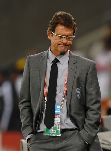 Inglaterra llegaba a su segundo partido con el ambiente enrarecido al no querer dar Fabio Capello el nombre de quién sería su portero titular frente a Argelia: Green, James o Hart. Los tabloides insistían y presionaban para que no fuese el primero y sí el tercero, al que consideraban con cualidades para defender la meta de los 'pross'. James contaba con el beneficio de la duda debido a sus groseros errores en anteriores encuentros. Pero Capello no se dejaba amilanar y cargaba contra el 'Jabulani': “Es el peor balón que he visto en mi vida…”.