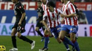 <b>ALTERNATIVA. </b>Raúl García y Tiago se estrenaron juntos esta campaña ante el Deportivo.