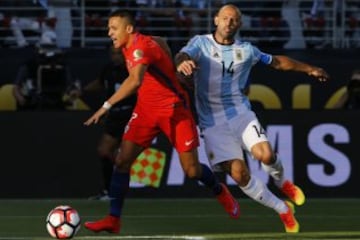 Futbol, Argentina v Chile.
Copa America Centenario 2016.
El jugador de la seleccion chilena Alexis Sanchez, izquierda , disputa el balon con Javier Mascherano de Argentina durante el partido del grupo D de la Copa Centenario en el estadio Levi's de Santa Clara, Estados Unidos.
06/06/2016
Andres Pina/Photosport*********