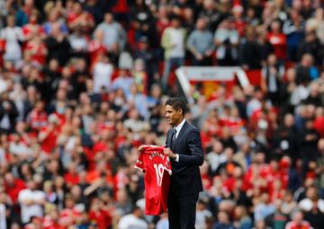 El defensa franc谷s ha sido presentado antes del encuentro que ha disputado su nuevo club (Manchester United) frente al Leeds United Football Club. La afici車n le recibi車 calurosamente.