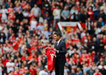 El defensa francés ha sido presentado antes del encuentro que ha disputado su nuevo club (Manchester United) frente al Leeds United Football Club. La afición le recibió calurosamente.