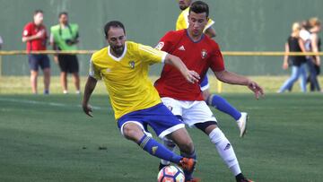 GRA218. CÁDIZ, 30/07/2016.- Un momento del encuentro amistoso que han disputado esta tarde el Cádiz y el Osasuna, en el estadio gaditano de Los Barrios. EFE / A. Carrasco Ragel.