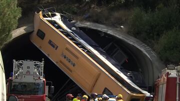 Vuelca un autobús y queda en vertical en la entrada a un túnel en Pineda de Mar