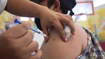 TAPACHULA, CHIAPAS, 29NOVIEMBRE2021.- Las autoridades de Salud comenzaron con la aplicación de vacunas a menores de edad ( 15 a 17 años de edad). La dosis que están aplicando es Pfizer, las personas tienen que ingresar a la página mi vacuna con la CURP pueden llenar la información para tener acceso a la aplicación de la dosis. En el macrocentro han acudido 180 jóvenes.
FOTO: DAMIÁN SÁNCHEZ /CUARTOSCURO.COM