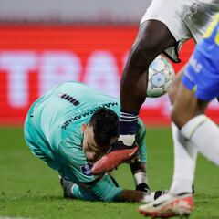 Las imágenes de Etienne Vaessen, portero del Waalwijk, recibiendo asisitencia médica