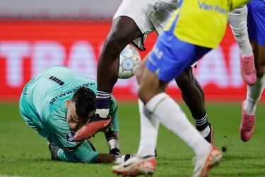 En el minuto 88 de partido se produce la jugada en la que Etienne Vaessen, portero del RKC Waalwijk, recibe en la cabeza el impacto del pie de Brian Brobbey, delantero del Ajax de Amsterdam. El guardameta fue reanimado por las asistencias médicas sobre el terreno de juego.