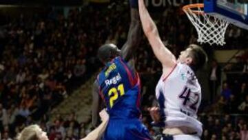 <b>PODER INTERIOR. </b>Stanko Barac intenta frenar a Ndong.