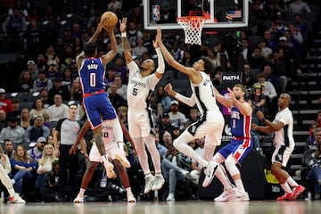 Malik Monk realiza un tiro frente a Stephon Castle y Victor Wembanyama.