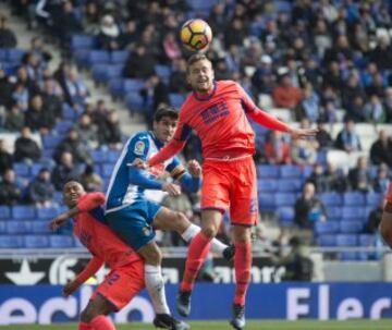 El islandés llegó, convenció a Alcaraz para hacerse un hueco y no se ha perdido ni un minuto desde que aterrizó en la ciudad de la Alhambra. Su 1,88 y que no se complica con el balón le han dado galones en la defensa de cinco del Granada.